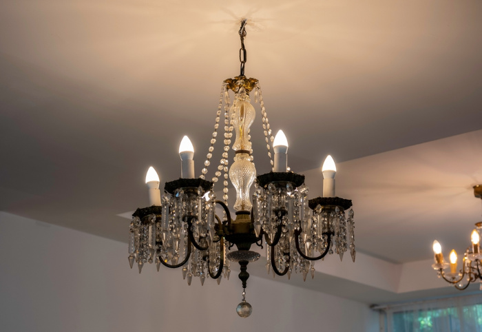 Um lustre mantido em equilíbrio, pendurado em um teto.