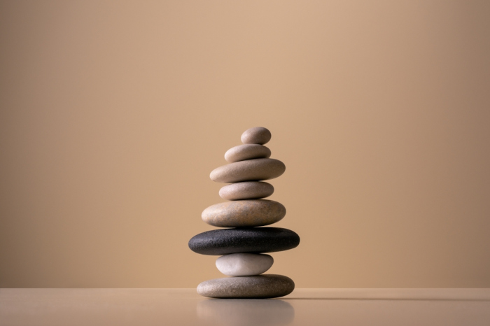 Torre de pedras sob a ação de equilíbrio. [imagem_principal]