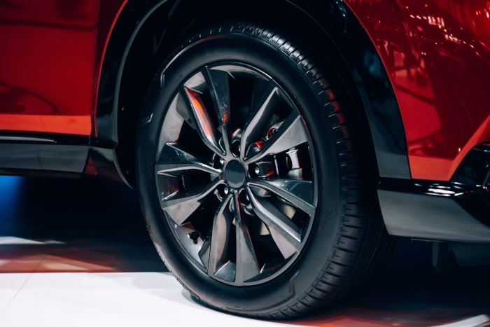 Rodas de ligas de magnésio, que proporcionam beleza e baixo peso aos veículos.