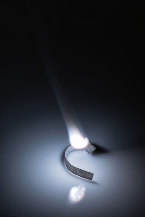 Fita de magnésio em combustão.