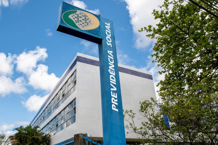 Fachada do edifício do INSS, no Espírito Santo, em texto sobre pirâmide etária do Brasil.