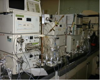 Equipamento utilizado em laboratório para realizar Cromatografia Líquida de Alta Eficiência (CLAE)