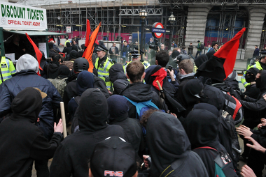 Em Londres, durante manifestações contra a austeridade, em março de 2011, foi notada a presença black bloc.**