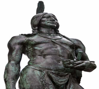 Estátua de Massasoit, um dos chefes dos Wampanoags. As populações indígenas foram exterminadas durante a colonização inglesa