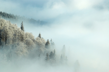 Formação de neblina em uma área de altitude