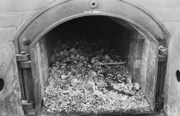 Fornalha construída em Lublin para cremar os corpos dos judeus mortos nas câmaras de gás.**