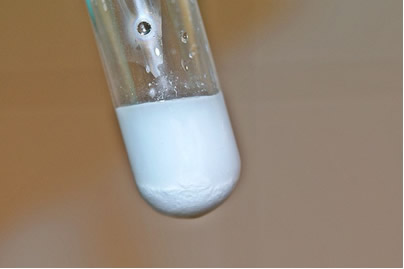 Equilíbrio heterogêneo com precipitado branco de cloreto de prata