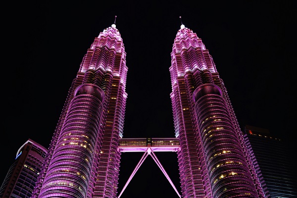 Iluminação rosa em Kuala Lumpur, Malásia, lembra a importância do conhecimento sobre o câncer de mama.