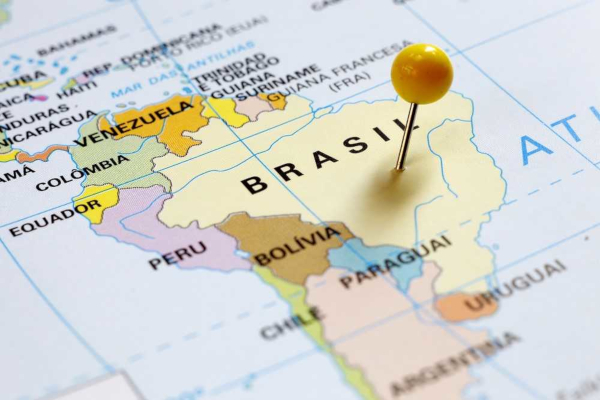 O Brasil localiza-se no Hemisfério Sul, no subcontinente América do Sul.