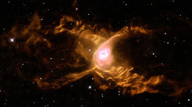 Essa nebulosa pertence à constelação de Sagitário e está a cerca de 3000 anos-luz da Terra