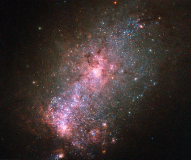 Galáxia elíptica localizada na direção da constelação de Antlia