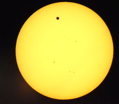 A pequena mancha negra na parte superior do Sol é Vênus passando na frente do disco solar