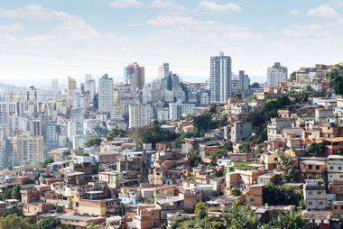 Segregação Urbana Favela à frente com prédios ao fundo, na cidade de Belo Horizonte