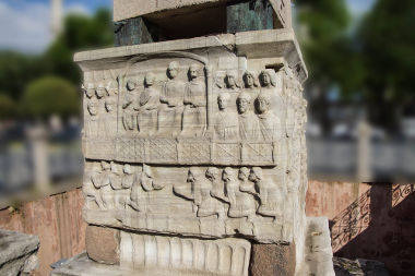 Escultura em relevo do imperador Teodósio assistindo a uma disputa no Hipódromo de Constantinopla