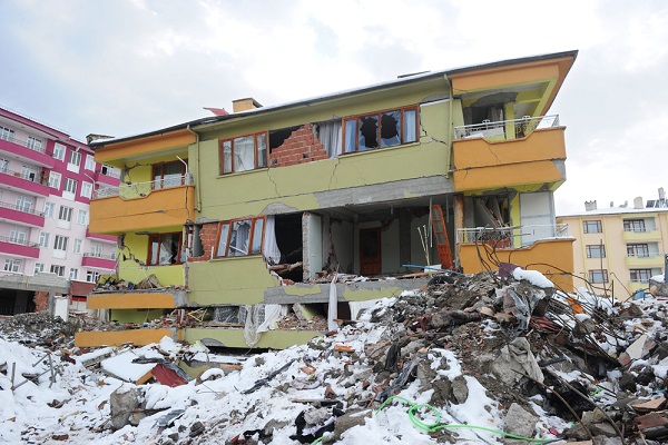 Terremoto Construção destruída por um terremoto na Turquia