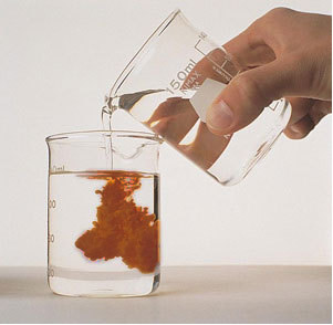 A reação entre água de cloro e iodeto de potássio ocorre porque o cloro é um ametal mais reativo que o iodo