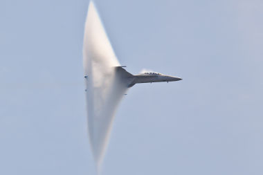 Ao superar a velocidade do som, os aviões supersônicos geram um estrondo *