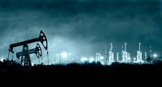 Petróleo Na imagem vemos “cavalos de pau” extraindo petróleo e uma refinaria ao fundo de onde se obtêm os seus derivados, que são frações de hidrocarbonetos