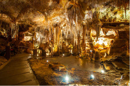 Estalactites e estalagmites formadas ao longo do tempo em caverna