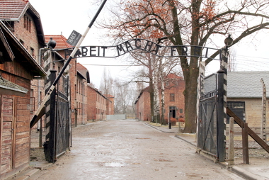 Portões de Auschwitz Acima é possível ler a inscrição irônica no portão do campo de concentração de Auschwitz: “Arbeit macht frei” (O trabalho liberta)