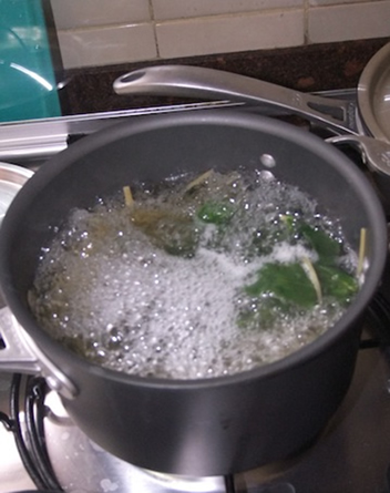 Para cozimento de alguns alimentos, a água é fervida e uma parte se transforma em vapor