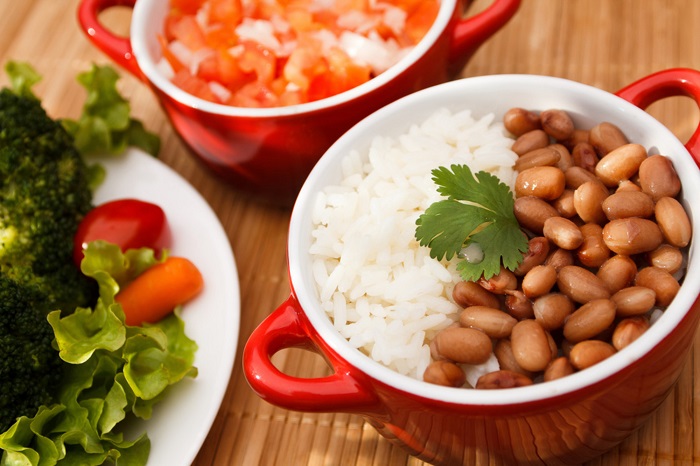 O arroz com feijão é uma comida típica do brasileiro