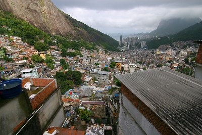 Vista da favela da Rocinha, a maior do Brasil segundo o IBGE