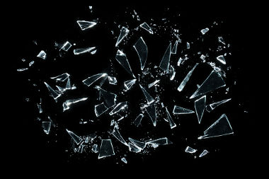 O vidro é um sólido não cristalino, pois não apresenta uma rede cristalina simétrica