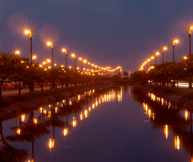 Iluminação pública Os circuitos elétricos da iluminação pública devem ser todos em paralelo, pois, se uma lâmpada queimar, as outras continuarão funcionando