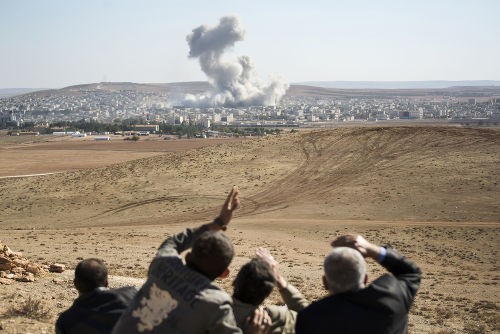 Ataque a Kobani Ataque americano ao Estado Islâmico na cidade de Kobani, em outubro de 2014 *