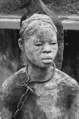 O tráfico negreiro viabilizou a escravidão na história do Brasil Colonial