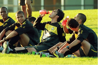 Como os jogadores da seleção brasileira treinam intensivamente todos os dias, eles precisam ingerir bebidas isotônicas