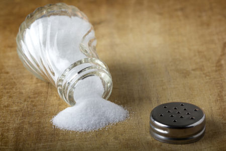 O cloreto de sódio é um exemplo de sal solúvel