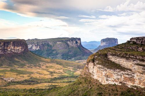 Chapada Diamantina Chapada Diamantina, localizada em uma região de planalto no Nordeste brasileiro