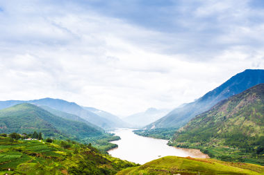 Rio Yangtzé, na China. Perene, de planalto e de águas claras