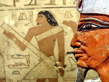 A reunificação de Mentuhotep II e o desenvolvimento da arte pictórica marcam o Médio Império.