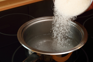 Quando adicionamos açúcar na água que está fervendo, ela para de ferver. Isso é explicado pela ebulioscopia, uma propriedade coligativa