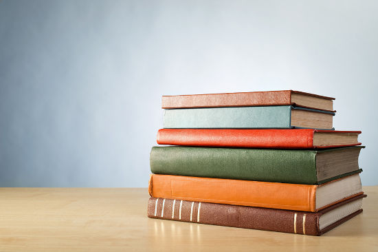 Livros sobre a mesa A normal é a força vertical e ascendente que atua em um corpo colocado sobre uma determinada superfície