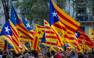 Bandeiras da Catalunha são erguidas durante uma manifestação separatista em Barcelona ¹