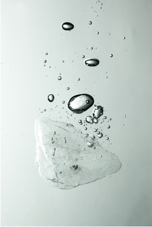 Uma das propriedades inigualáveis da água é que, no estado sólido, ela é menos densa que no estado líquido