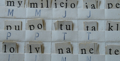 De acordo com o número de sílabas, as palavras podem ser classificadas em monossílabas, dissílabas, trissílabas e polissílabas