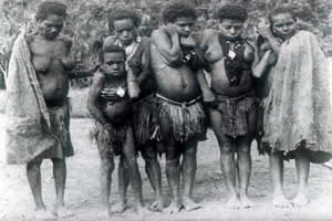 Papuas: habitantes indígenas da Nova Guiné que praticavam o canibalismo.