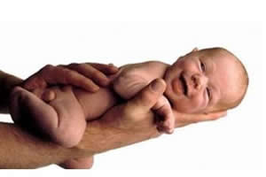 Médicos afirmam que o parto de cócoras é menos traumático à criança. 