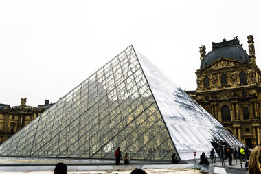 Pirâmide do Museu do Louvre Pirâmide encontrada no museu do Louvre, em Paris