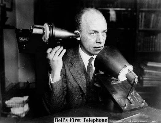 Telefone de Graham Bell Acima, homem usando o primeiro protótipo de telefone criado por Graham Bell *
