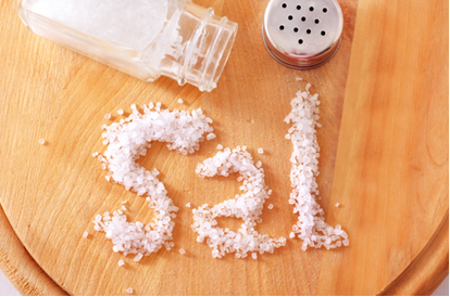 O sal grosso é obtido pela evaporação da água do mar e purificação por cristalização. Já o sal comum é bastante purificado e são colocados aditivos