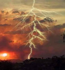 Durante uma tempestade, ficamos realmente protegidos dentro do carro?