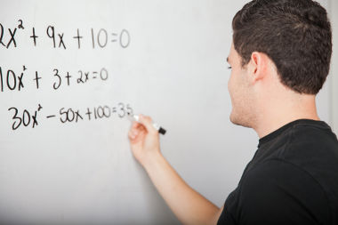 As equações do segundo grau podem ser resolvidas por meio da fórmula de Bhaskara