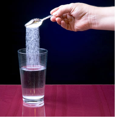 Quando adicionamos açúcar na água, ocorre o abaixamento da pressão de vapor do líquido. Isso é explicado por uma propriedade coligativa: a tonoscopia
