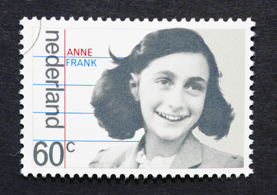Selo holandês com imagem de Anne Frank Anne Frank é lembrada em monumentos e registros oficiais tanto na Alemanha quanto na Holanda*